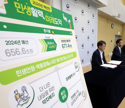 ‘노인 일자리도 얻고 아들딸네 육아부담도 줄고’…미리 가 본 2025년